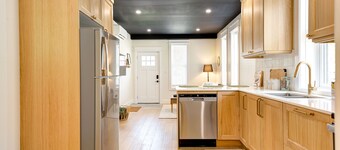 The Otis 𓅬 on Victoria Park | 2 Bed 1 Bath | Main Floor Suite