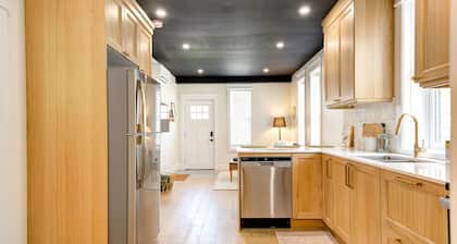 The Otis 𓅬 on Victoria Park | 2 Bed 1 Bath | Main Floor Suite