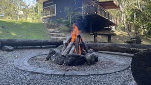 Ein modernes Haus mit einem Feuerkorb im Garten.