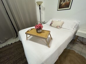 1 chambre, coffre-fort, fer et planche à repasser