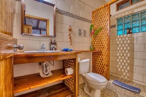 Een douche, een haardroger, handdoeken, zeep