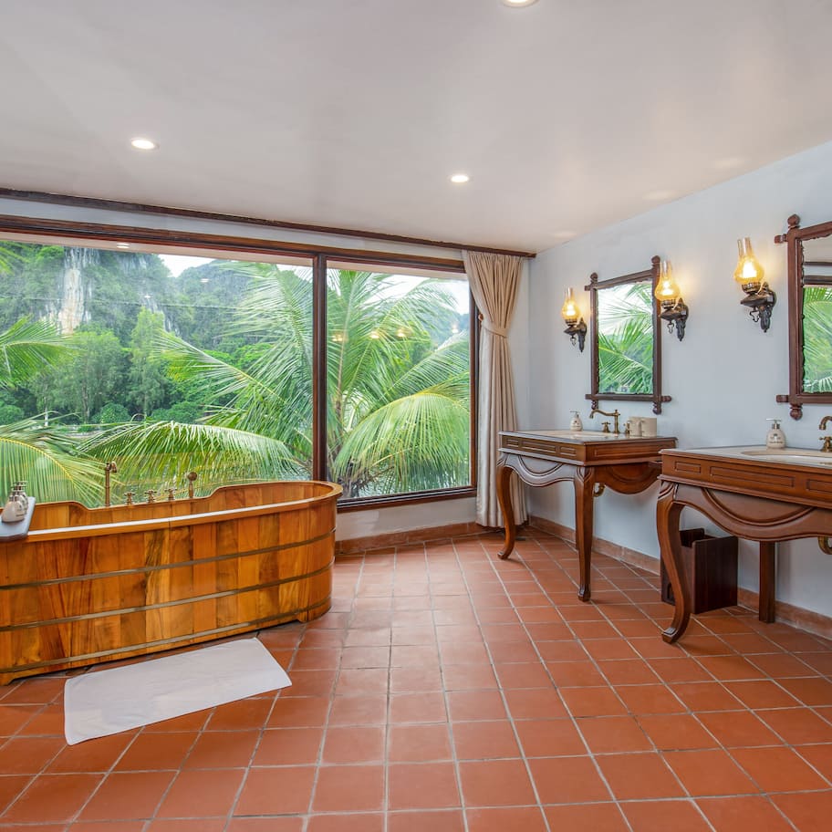 Royal Double Room | Minibar, in-room safe, desk, blackout drapes