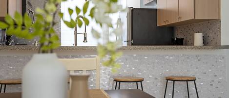 冷蔵庫、電子レンジ、オーブン、コンロ