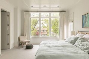 5 bedrooms, desk, iron/ironing board, travel cot - Luxurious, custom built single family home near Wrigley (Chicago)