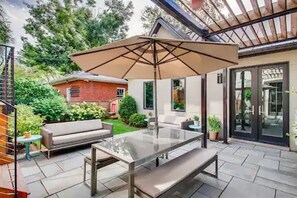 Outdoor dining - Luxurious, custom built single family home near Wrigley (Chicago)