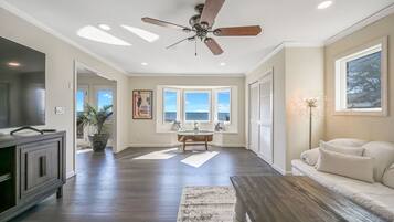 Smart TV, fireplace, stereo