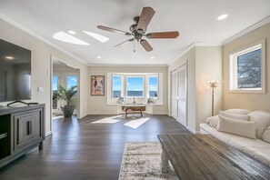 Smart TV, fireplace, stereo