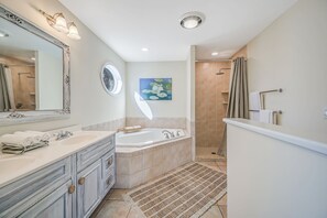 Douche, baignoire à jets, sèche-cheveux, serviettes fournies