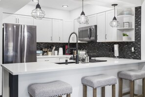 ثلاجة، ميكروويف، فرن، موقد طهي مسطح