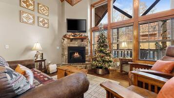 Televisión, chimenea, videojuegos