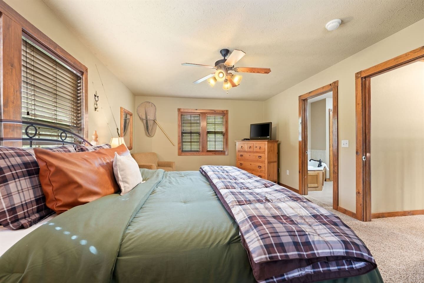 4 bedrooms, iron/ironing board, travel cot, free WiFi