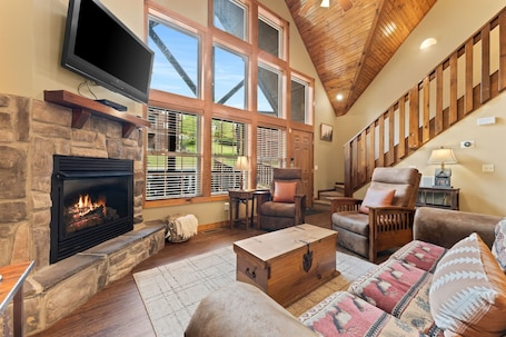 Smart TV, fireplace, video games. 4 King Suites | Near Silver Dollar City