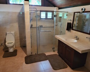 Dusche, Bidet, Handtücher, Seife