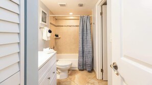 Een douche,  milieuvriendelijk toiletgerief, een haardroger, handdoeken