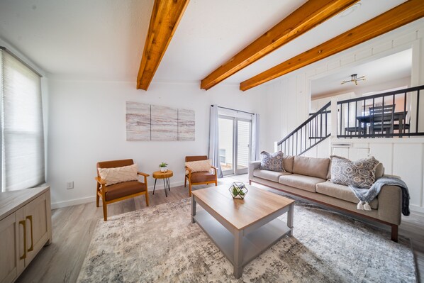 Smart TV, computer monitors