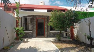 Vista frontal de la propiedad