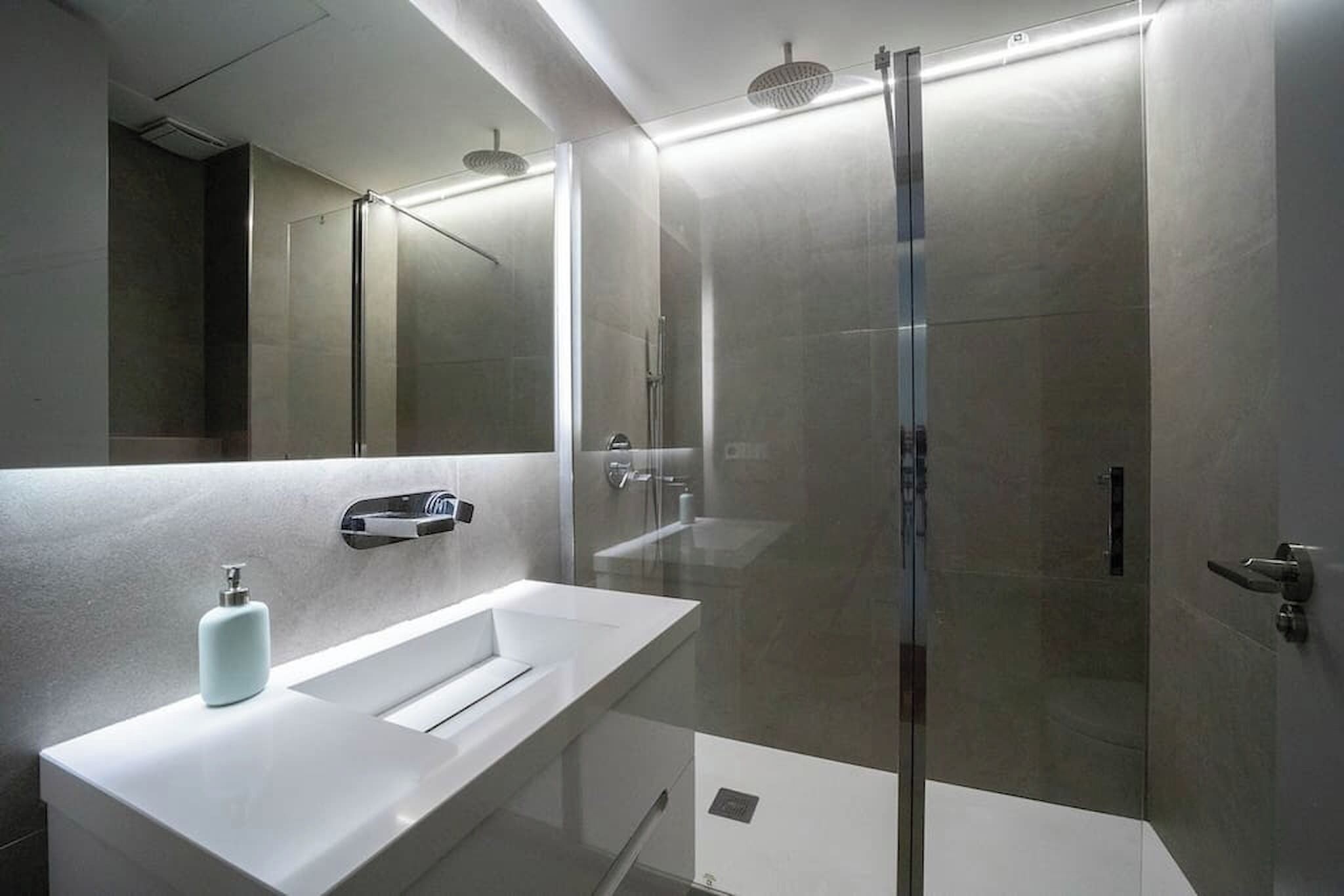 Een douche, een haardroger, handdoeken, shampoo