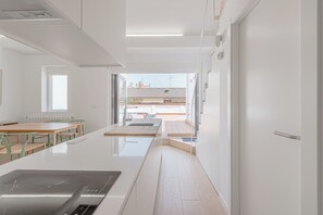 Fridge, microwave, oven, dishwasher - Housing Cuatro Caminos by Sharing Co (Madrid)