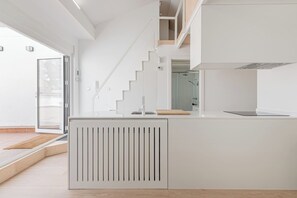 Jääkaappi, mikroaaltouuni, uuni, astianpesukone