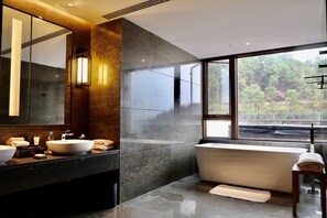 Deluxe-Loft, 2 Schlafzimmer, Terrasse, Bergseite | Badezimmer | Badewanne und Dusche (separat), Regendusche, Designer-Toilettenartikel