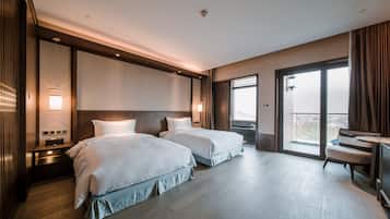 经典客房, 2 张双人床, 露台, 山腰 | 1 多间卧室、高档床上用品、羽绒被、迷你吧(备有免费物品)