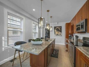 Fridge, microwave, oven, stovetop - Lovely 2 bedroom condo 5 mins from downtown (Boston)
