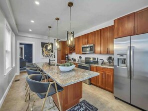 Fridge, microwave, oven, stovetop - Lovely 2 bedroom condo 5 mins from downtown (Boston)