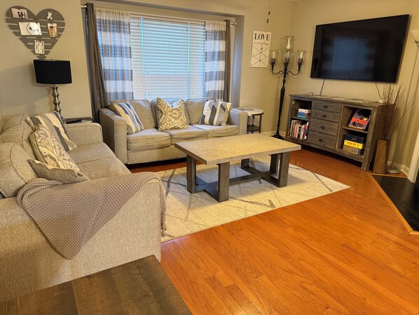 Smart-TV, Kamin, Videospiele, DVD-Player