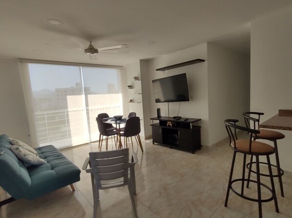 Smart TV, stereo - Excelente ubicación, confortable, amplio a 5 minutos de la Bahía. (Santa Marta)