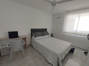 3 quartos, escrivaninha, ferros/tábuas de passar roupa