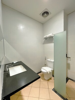 Deluxe Twin Room | Bathroom | Shower, hydromassage showerhead, towels