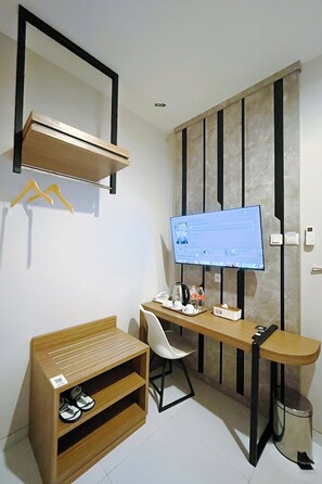 ห้องซูพีเรียดับเบิล | เครื่องนอนป้องกันสารก่อภูมิแพ้, โต๊ะทำงาน, พื้นที่ทำงานแบบใช้แล็ปท็อป