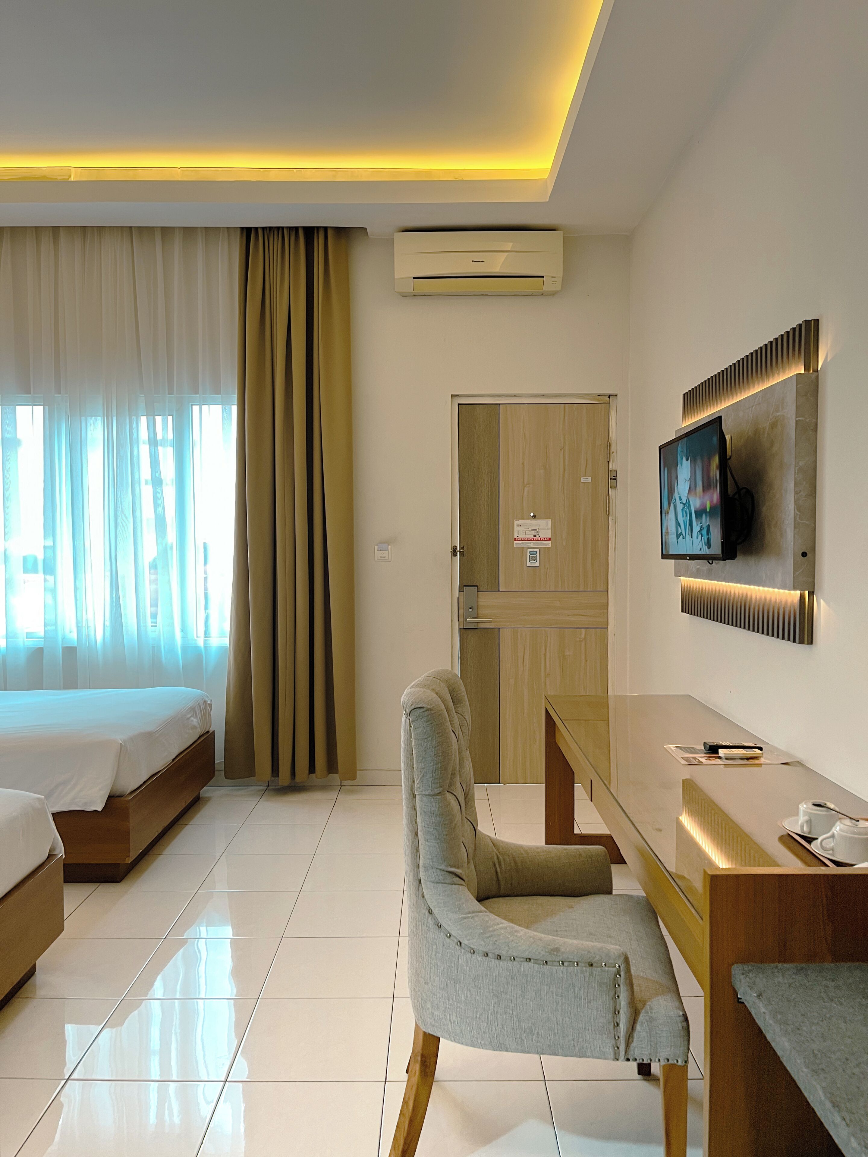 ملاءات للفراش لا تسبب الحساسية ومكتب ومساحة عمل للكمبيوتر المحمول