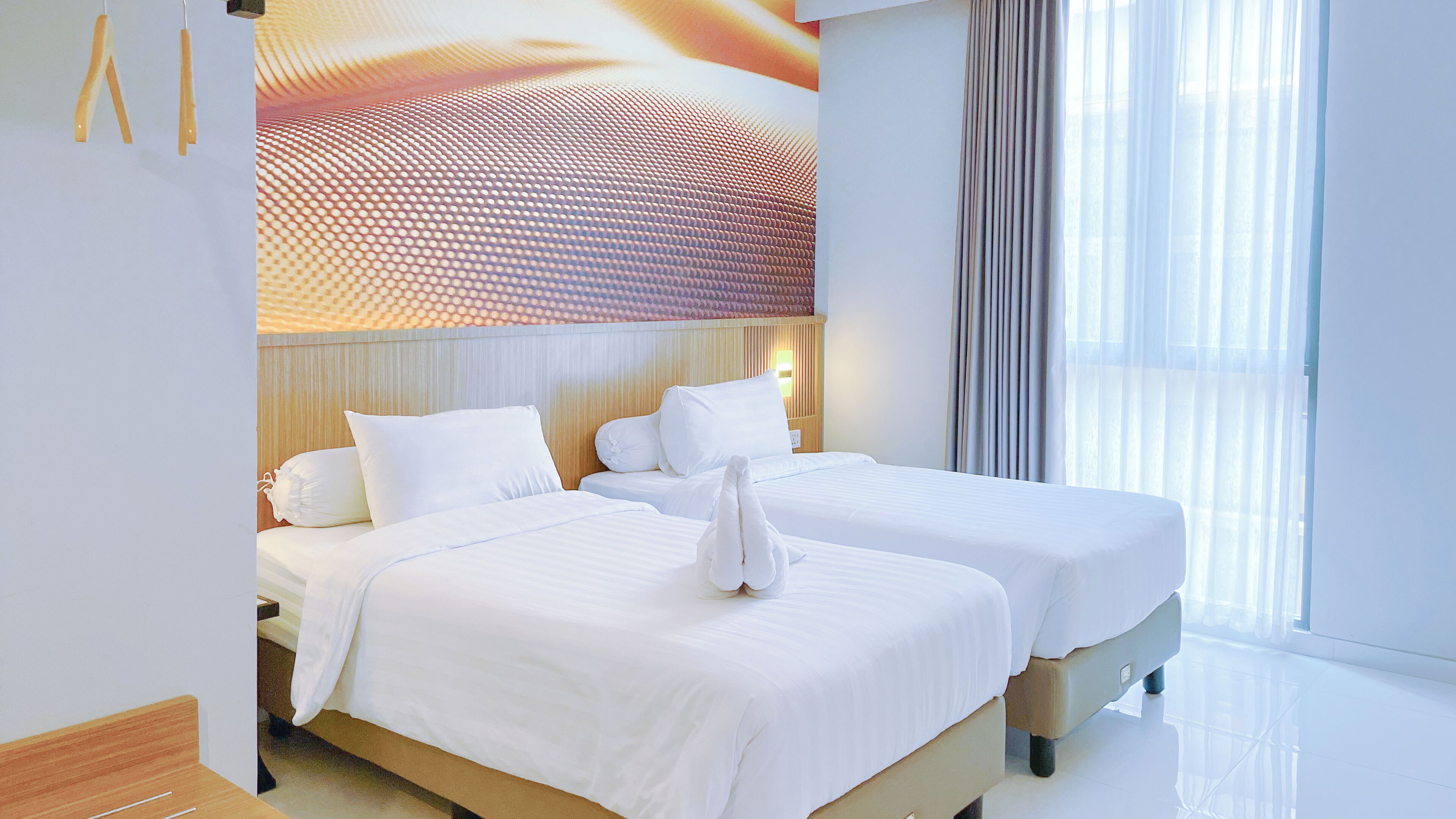 ملاءات للفراش لا تسبب الحساسية ومكتب ومساح ة عمل للكمبيوتر المحمول