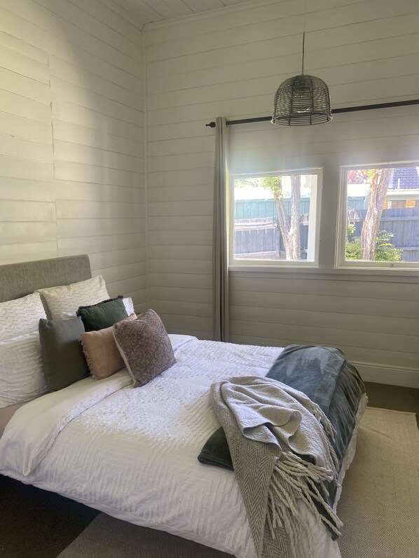 3 bedrooms, internet, bed sheets