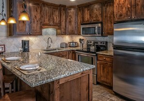 Kjøleskap, mikrobølgeovn, ovn og kokeplater