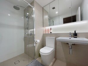 Shower, hair dryer, towels, soap - CBD RiverView 2Bed Apt Kingbed at Tallest building (Brisbane City)
