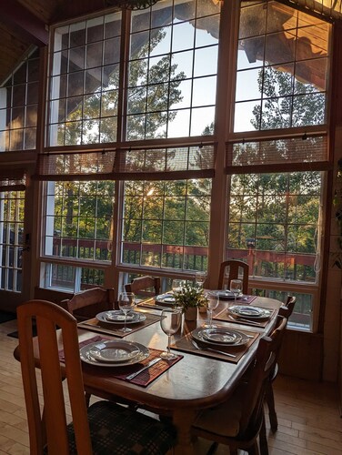 Cozy cottage with hot tub!
