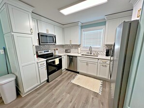 Fridge, microwave, stovetop, dishwasher