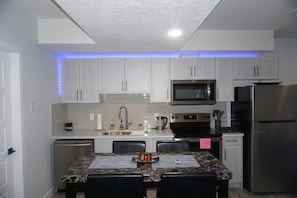 ثلاجة، ميكروويف، فرن، موقد طهي مسطح