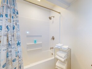 Combined shower/tub, towels