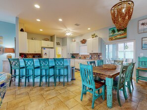 Fridge, microwave, oven, stovetop - Golf Cart Included, Private Pool, Fire Pit, Pet Friendly (Port Aransas)