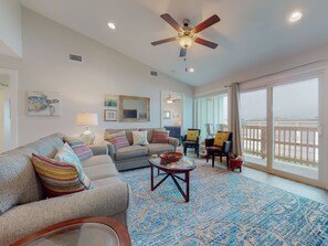 TV - 2nd Floor, Shared Pool, Hot Tub, Golf Cart Access (Port Aransas)