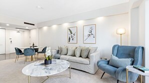 Smart TV - Sophisticated bijous apartment in a landmark location, with shared pool and gym. (Elizabeth Bay)