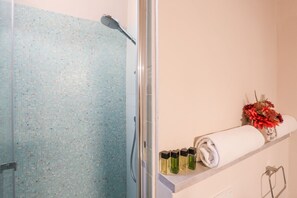 Dusche, Haartrockner, Handtücher