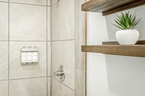 Dusj, hårføner, håndklær og såpe