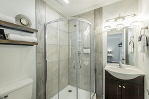 Douche, sèche-cheveux, serviettes fournies, savon