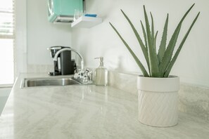 Kjøleskap, mikrobølgeovn, kaffetrakter/tekoker og kjøkkenutstyr