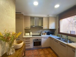 Mikrobølgeovn, ovn, oppvaskmaskin og kaffetrakter/tekoker