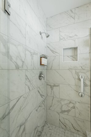 Dusche, Haartrockner, Handtücher, Seife